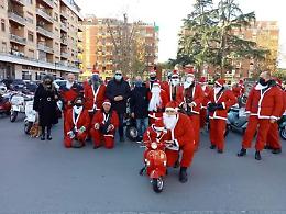 Babbi Natale... in Vespa: il club di Aprilia regala un sorriso ai bambini