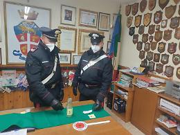 Rissa con bottiglie rotte e cocci di ceramica: tragedia evitata
