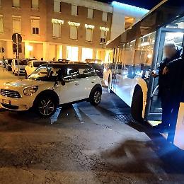 Traffico bloccato dalla sosta selvaggia