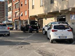 Egiziano senza patente urta le auto dei clienti nell'autolavaggio, multato