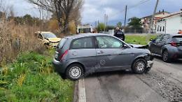 Frontale tra due auto, feriti i conducenti