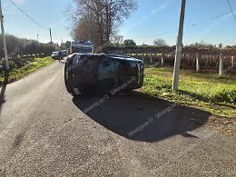 Incidente  in sorpasso sull'Appia a Borgo Carso, un'auto si ribalta