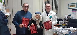 La Befana del mercatino di Aprilia dona dolci a bimbi e bisognosi