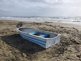 Spunta una mano in spiaggia, un giallo risolto dalla polizia