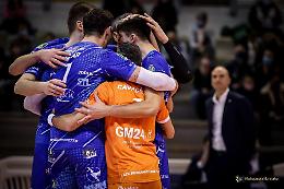Top Volley, allenamenti sospesi: 8 gli atleti positivi al Covid