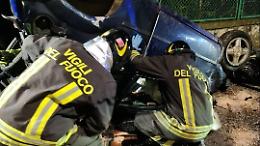 Si ribalta con l'auto e abbatte una cabina elettrica: un ferito