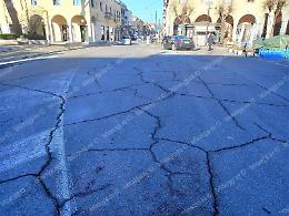 Tolta la pista di pattinaggio, ecco il danno: asfalto crepato