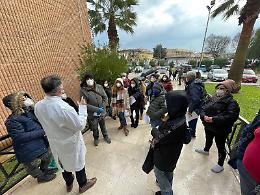 Medico non vaccinato trasferito, la protesta di alcuni utenti