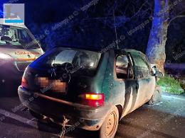 Senza patente causa un incidente e poi aggredisce le agenti e i carabinieri