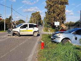 Postino sbuca in retromarcia con la Panda, scontro con una Ypsilon