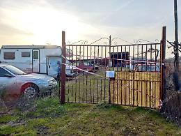 Discarica di rottami in aperta campagna. Scatta il sequestro