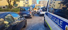 Donna investita da un'auto in via Monti, illesa la figlia di 3 anni