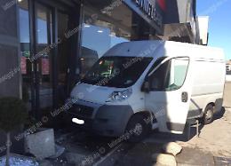 Incidente Aprilia: malore al volante, finisce in un negozio con il furgone