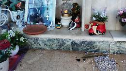 Va al cimitero e trova la tomba del figlio vandalizzata