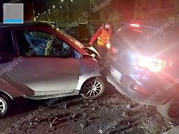 Si schianta in auto: «Ho evitato un gatto». Positiva all'alcoltest