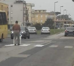 Strisce pedonali fai da te, la soluzione estrema per rendere la strada più sicura