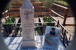 Una stele in memoria di Vittorio Iacovacci, Medaglia d'Oro al Valor Militare