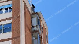 Giovane sale sul cornicione e minaccia suicidio in via Pontinia