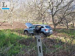 Perde un paletto di legno dal rimorchio, un'auto lo centra in pieno: due feriti
