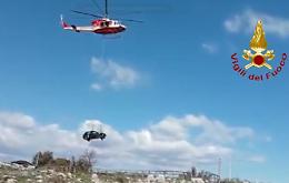 Auto nel dirupo, i vigili del fuoco hanno recuperato la vettura