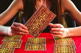 Cartomanti e astrologi denunciano gli "haters" per diffamazione