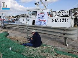 Caro gasolio, la protesta: i pescatori tirano i remi in barca