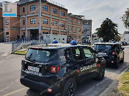 Ferma una donna e tenta di rapinarla dell'auto, poi aggredisce i Carabinieri