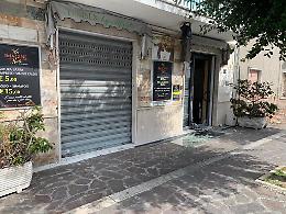 Ladri in azione nella notte, furti nei negozi
