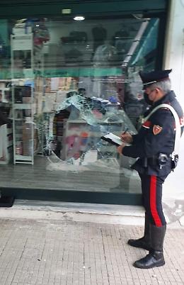 Furti in tre negozi nella notte: denunciato un 20enne del posto