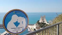 A Sperlonga arriva l'“obbligo” di baciarsi: i cartelli nei luoghi romantici