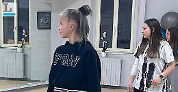 Guerra in Ucraina, in fuga dalla città distrutta a passo di Hip hop