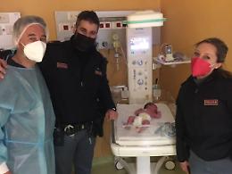 Alessandro aveva troppa fretta di nascere: la mamma partorisce sulla Pontina