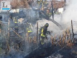 Incendio in un campeggio, salvate tre persone