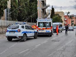 Auto in retromarcia investe un giovane