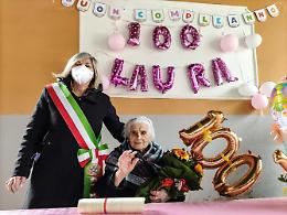 Nonna Laura spegne 100 candeline, gli auguri della città alla centenaria