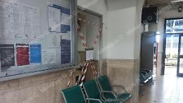 Scende dal treno e devasta la stazione ferroviaria di Cisterna