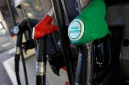Carburante, tutti in coda per il pieno più economico