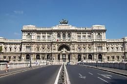 Abusi sessuali sull'allieva, condanna definitiva per il bidello