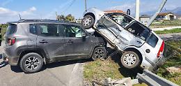 Grave incidente: due auto  finiscono una sopra l'altra, quattro feriti