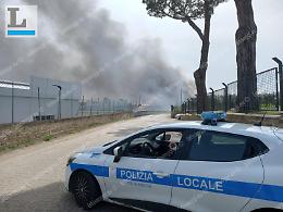 Fiamme nel capannone: vasto incendio alle porte di Aprilia