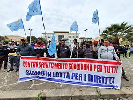 Ritardi sui permessi, corteo dei braccianti contro la sanatoria «mai attuata»