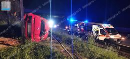 Finiscono fuori strada e si ribaltano con l'auto, feriti due 20enni