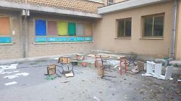 Vandali nella scuola, banchi gettati in giardino e vetri rotti