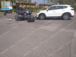 Incidente in via del Lido, scontro tra suv e maxiscooter