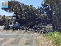 Incendio questa mattina sul lungomare, deposito divorato dalle fiamme
