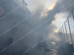 Incendio in un capannone industriale, fiamme domate dopo ore