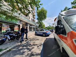 Anziana bloccata in casa, chiede aiuto con un biglietto