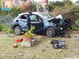 Vola con l'auto nel cortile di una casa, illeso un giovane