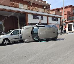 Si ribalta con l'auto in pieno centro, ferita una donna
