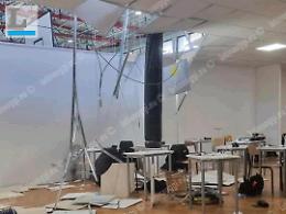 Il controsoffitto crolla nell'aula. Feriti tre studenti, scatta l'indagine